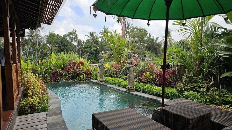 pool lounge