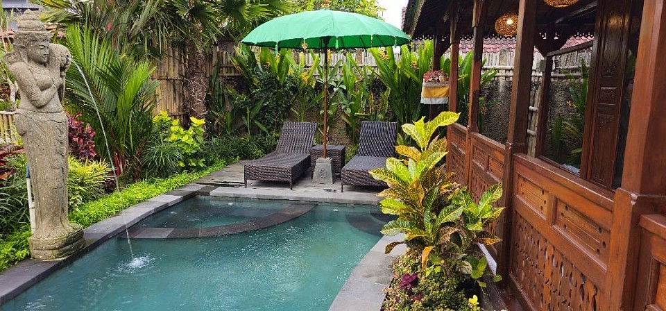 pool lounge